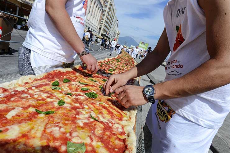 a-vilag-leghosszabb-pizzaja-naples